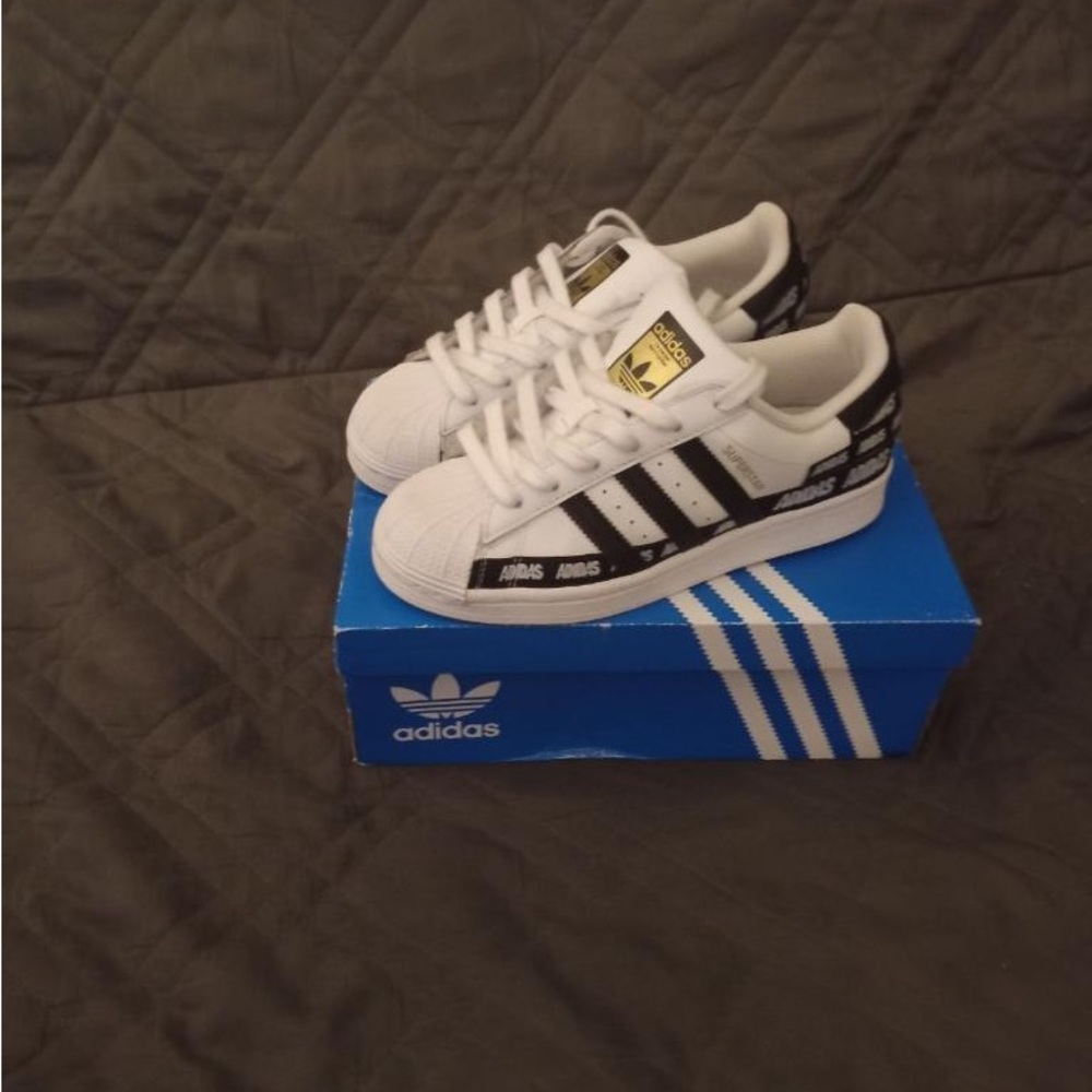 Adidas Superstar J "Wordmark Heel Stripe: White/Black/Gold Metallic kids size: 5